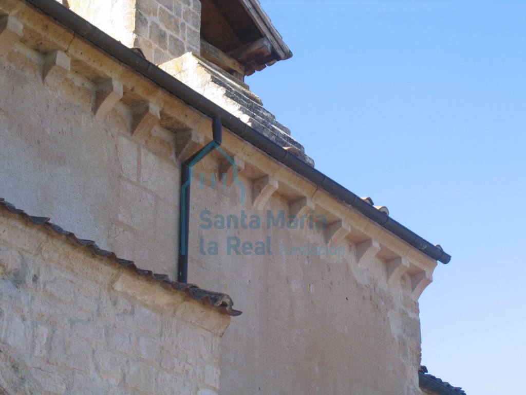 Detalle de la cornisa de la fachada meridional