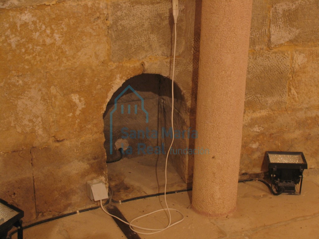 Detalle de un vano cegado en el interior del ábside