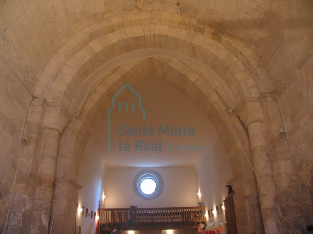 Vista del arco triunfal de medio punto desde el interior de la cabecera