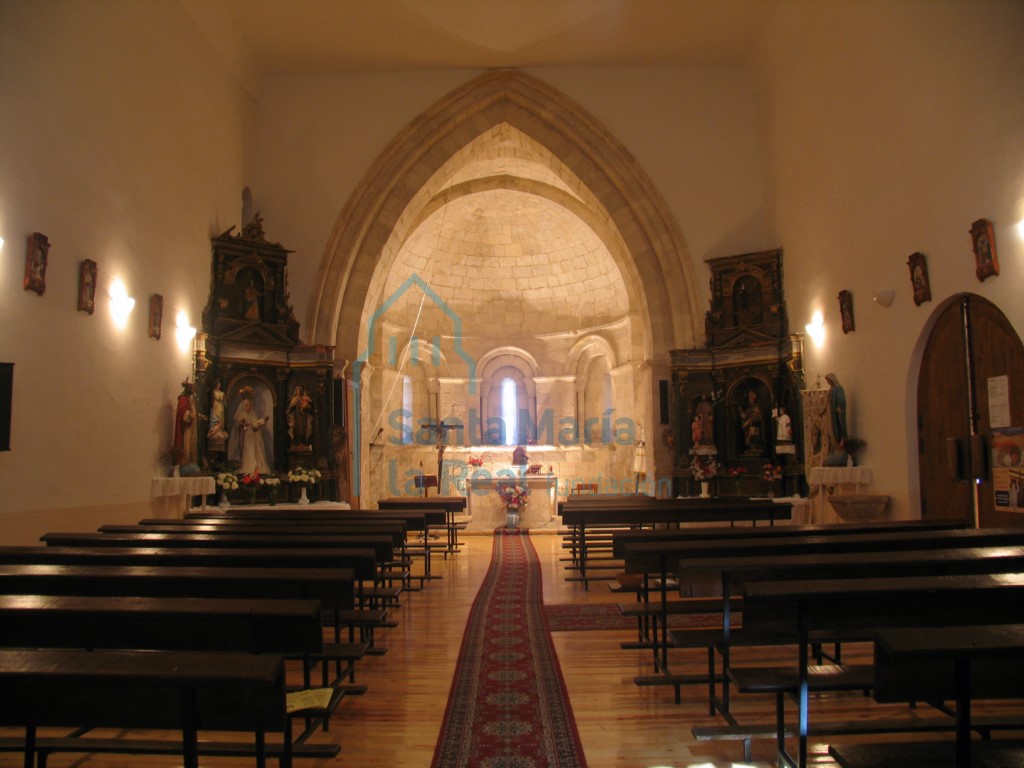 Vista interior de la iglesia desde los pies