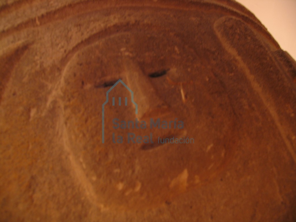 Detalle de la pila bautismal gótica