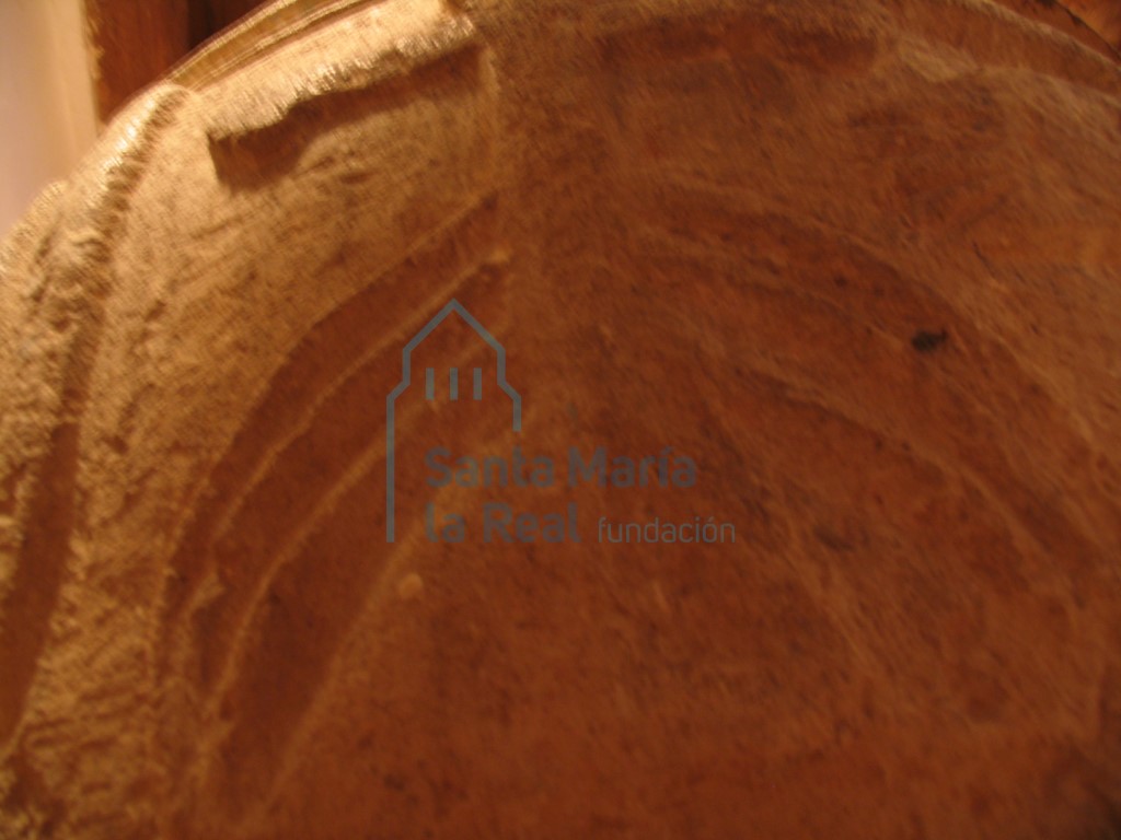 Detalle de la pila bautismal gótica. Cruz