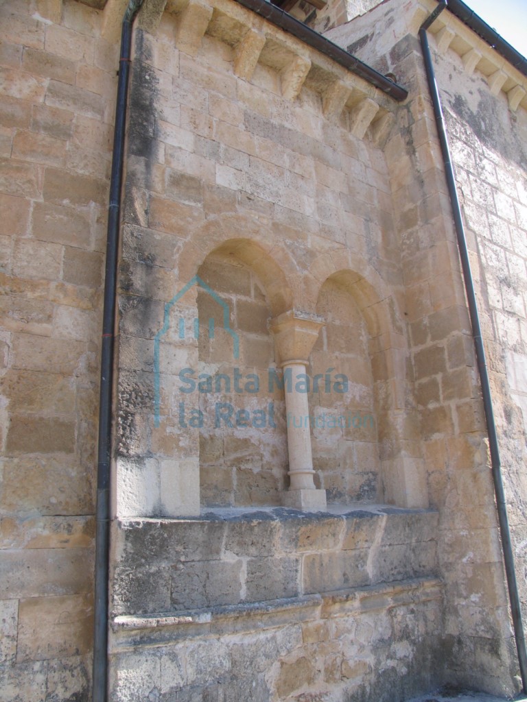 Detalle exterior de la ventana geminada del tramo recto de la cabecera