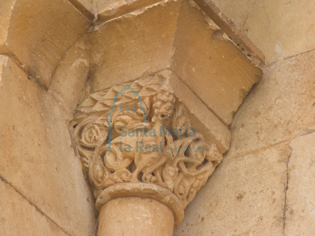 Capitel de la ventana del ábside