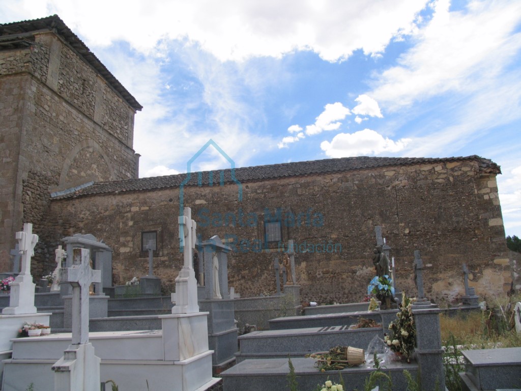 Vista de la fachada septentrional desde el cementerio