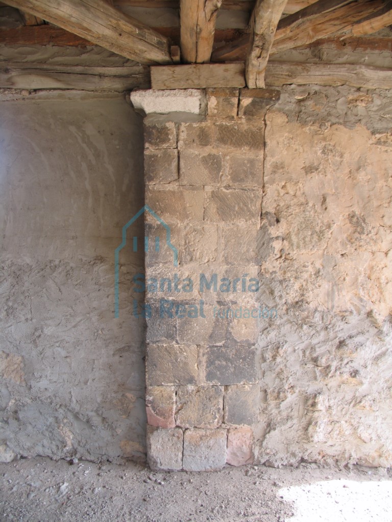 Pilastra del interior de la techumbre de la torre
