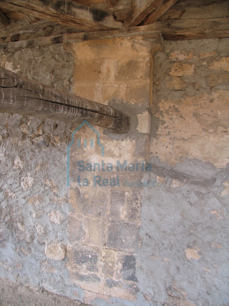 Pilastra del interior de la techumbre de la torre