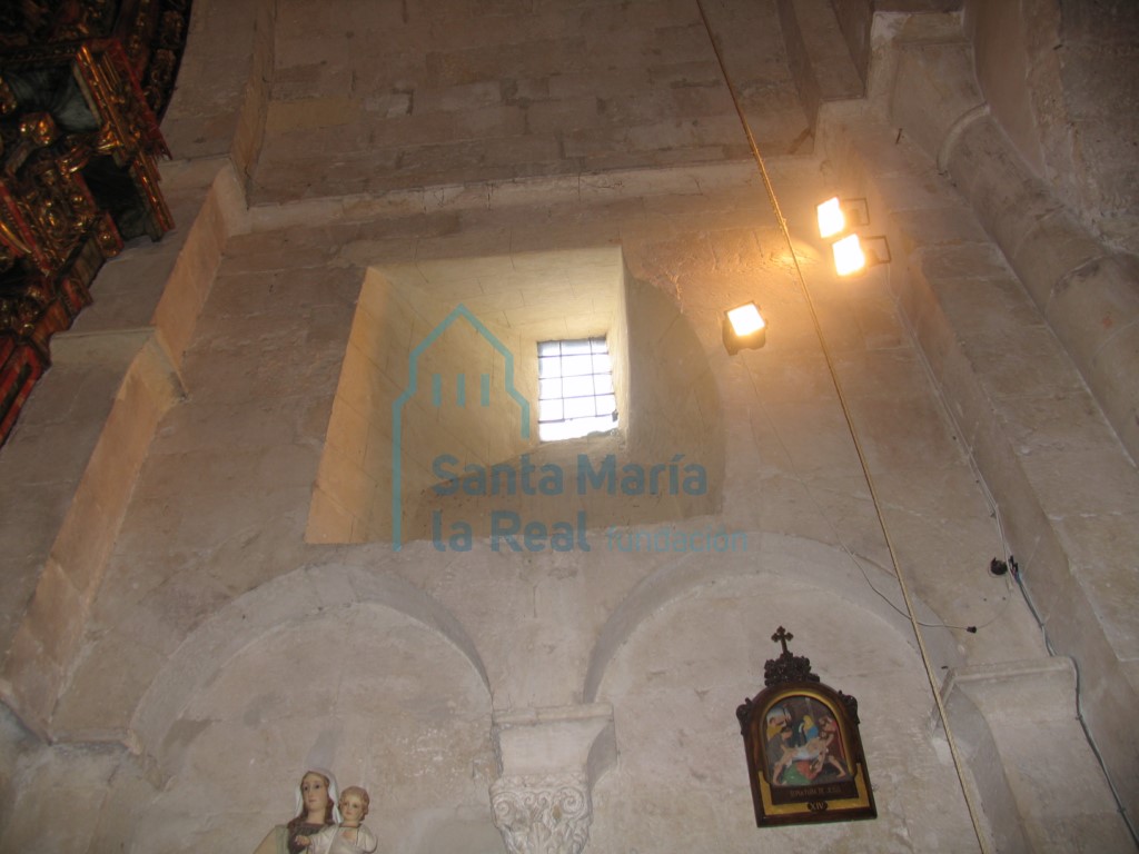 Ventana en el muro derecho del presbiterio