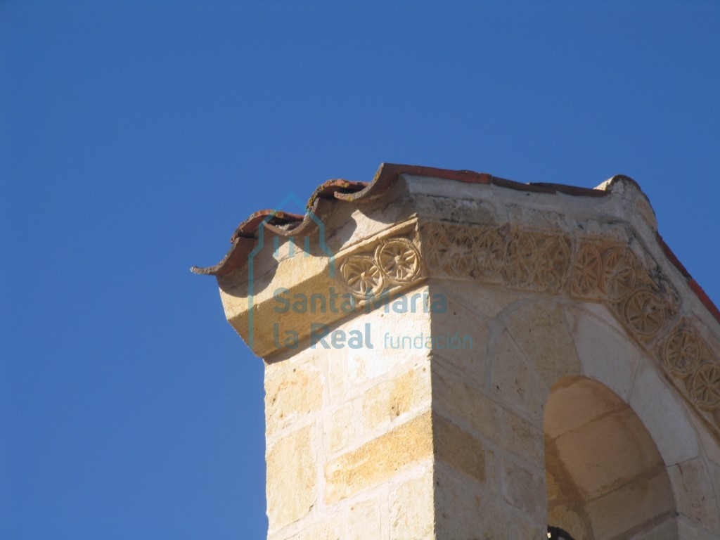 Decoración de rosetas de seis pétalos insertas en clípeos en la espadaña