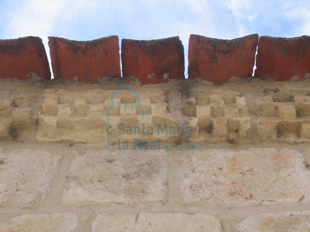 Decoración de taqueado en la cornisa