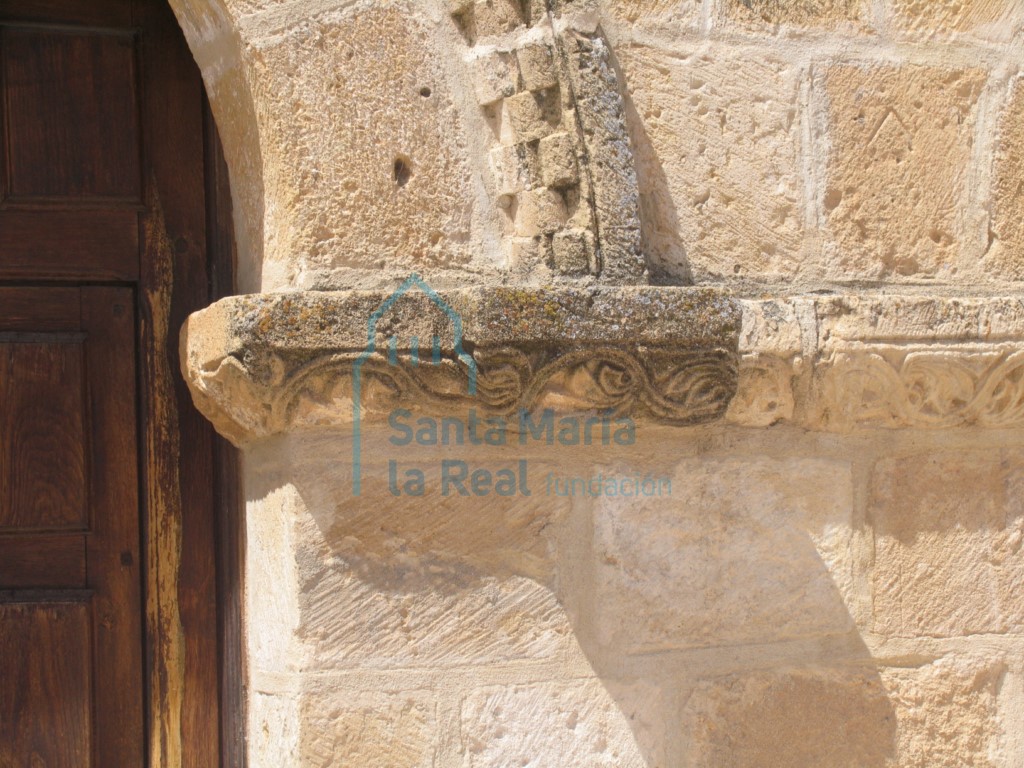 Detalle de la imposta y chambrana de la portada
