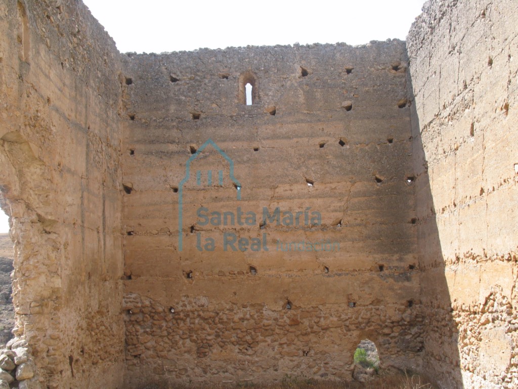 Vista del muro occidental desde el interior de la ermita