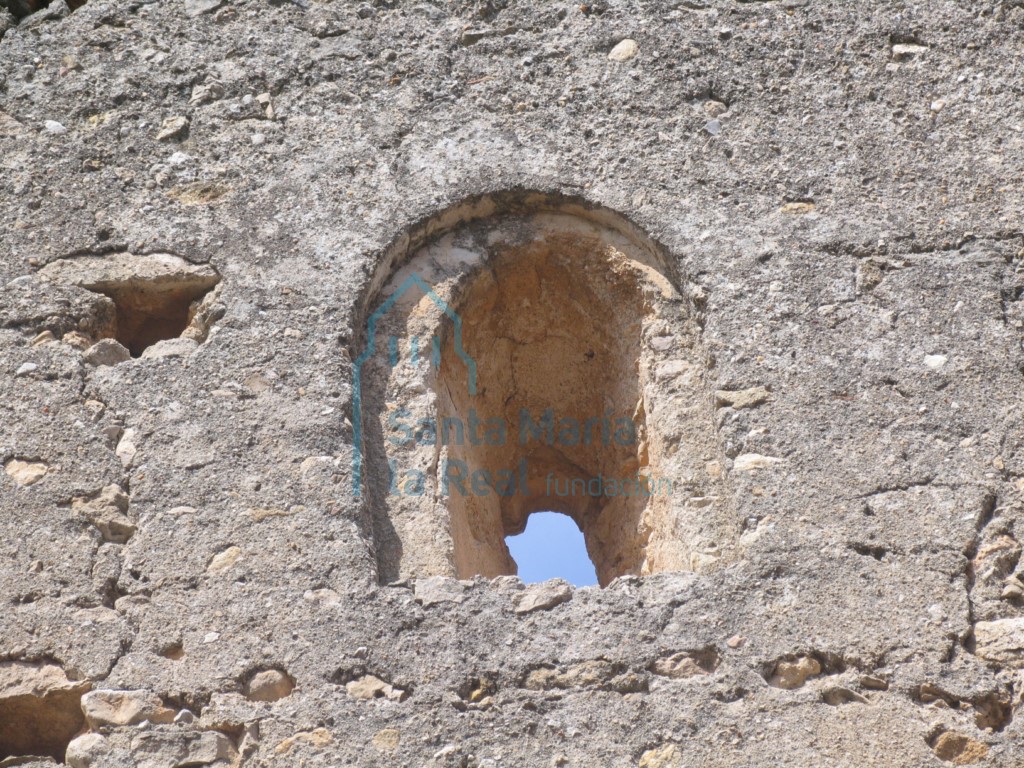 Vano del muro occidental desde el interior de la ermita