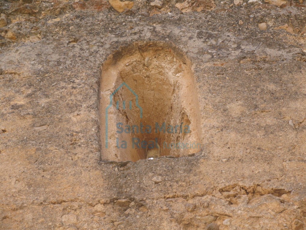 Vano del muro meridional desde el interior de la ermita