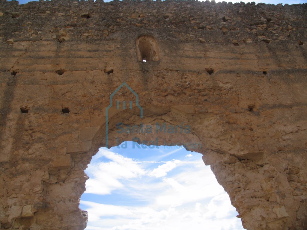 Vano y portada del muro meridional desde el interior de la ermita