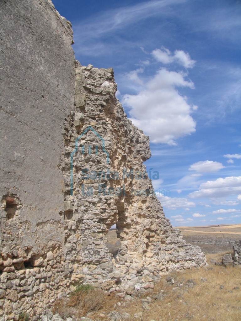 Restos en el interior de la ermita