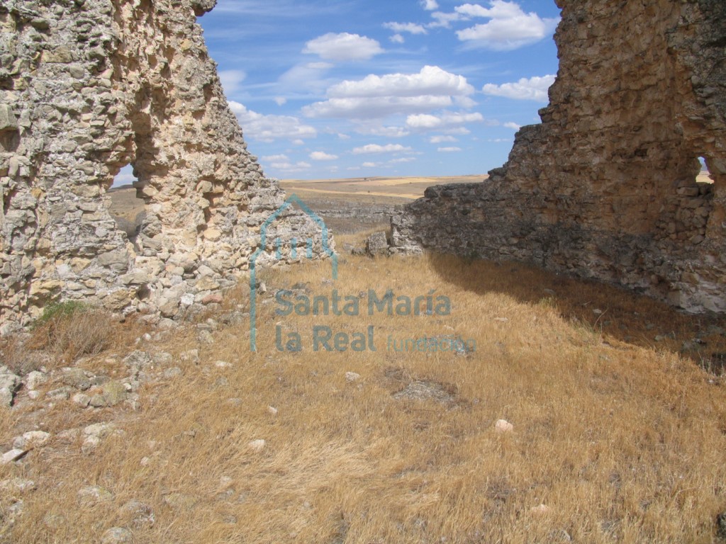 Interior, vista de los restos de la cabecera