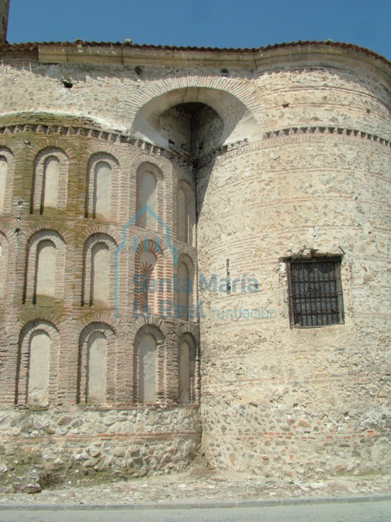 Arco en esviaje que une los hemiciclos