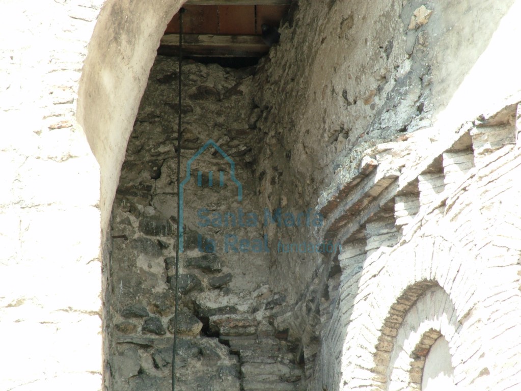 Detalle del arco de esviaje que une el ábside central con la torre