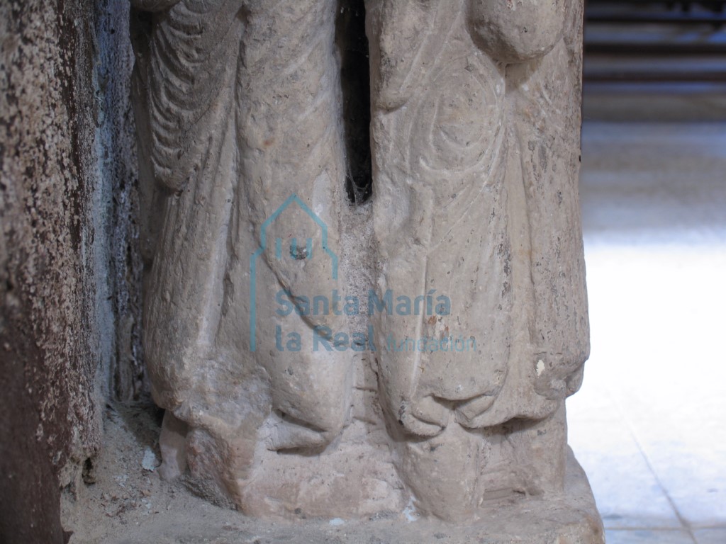 Detalle de la pila aguabenditera
