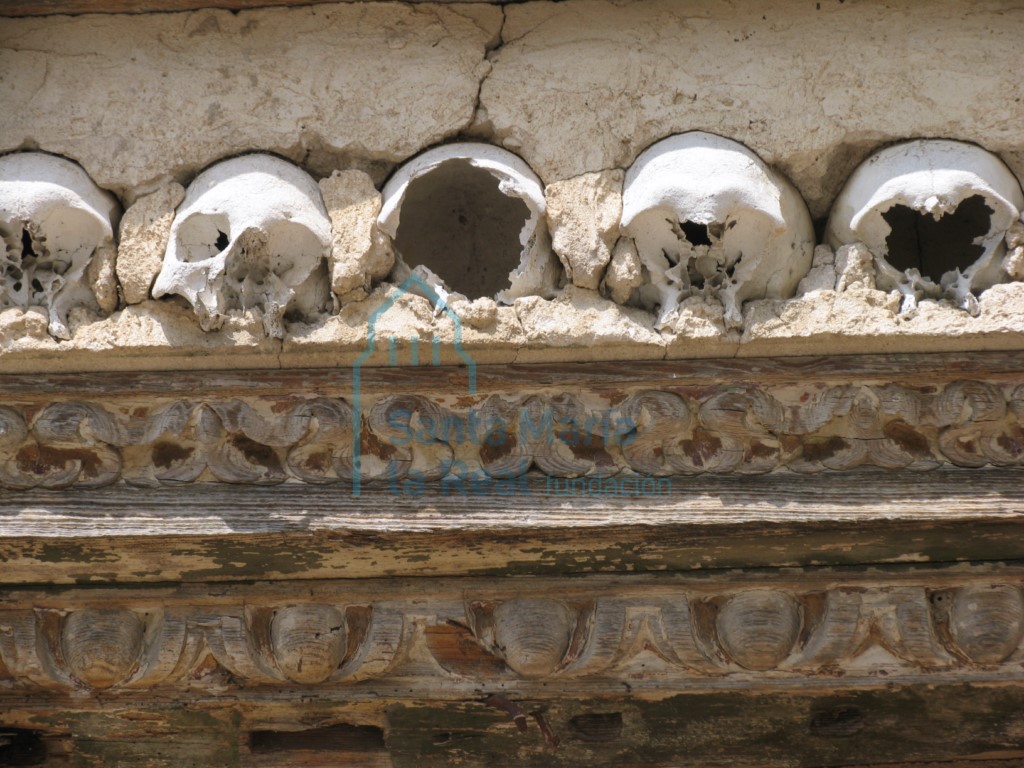 Detalle de la hilera de cráneos de la portada