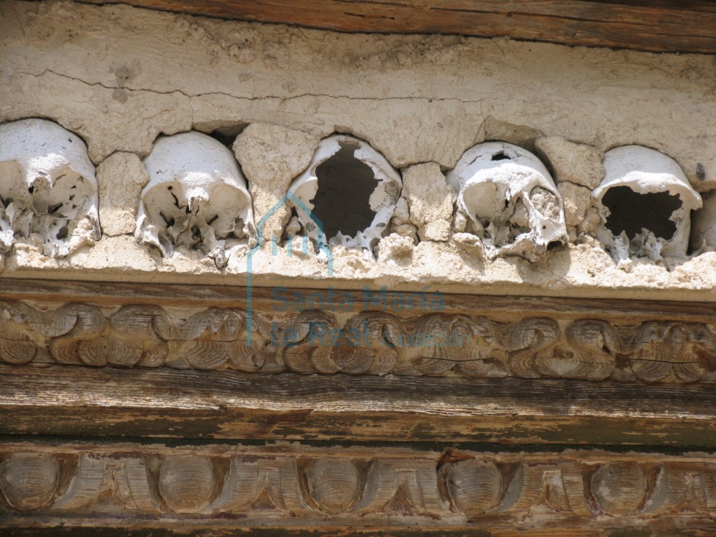 Detalle de la hilera de cráneos de la portada