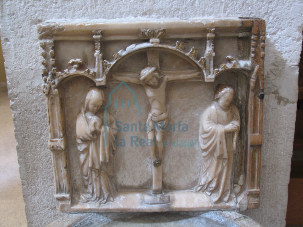 Relieve en la pila aguabenditera