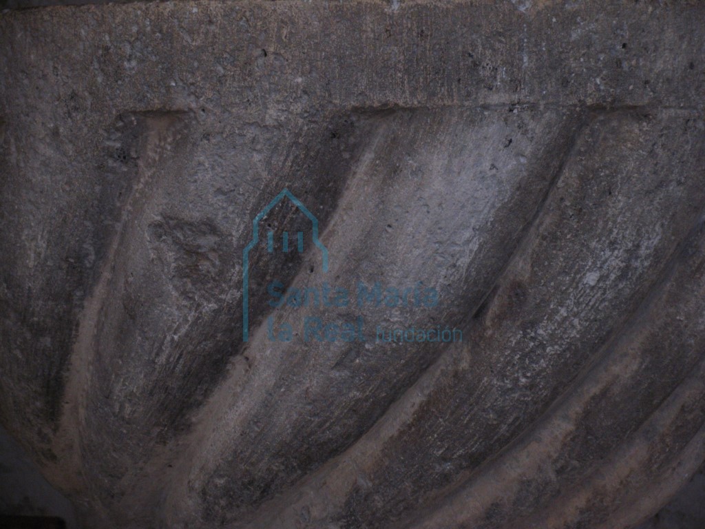 Detalle de pila bautismal