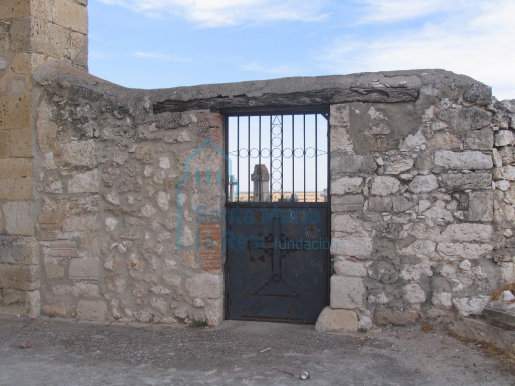 Muro exterior de aceso al cementerio
