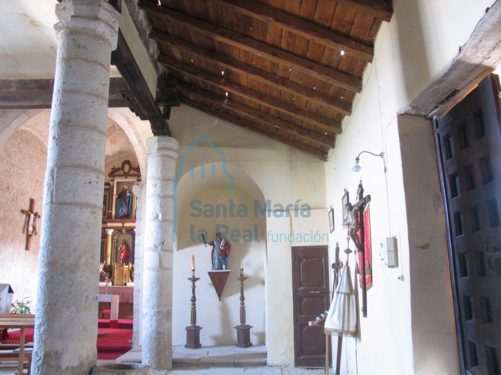 Interior nave lateral