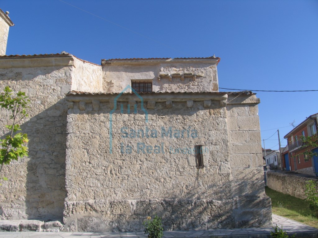 Fachada de la capilla sur