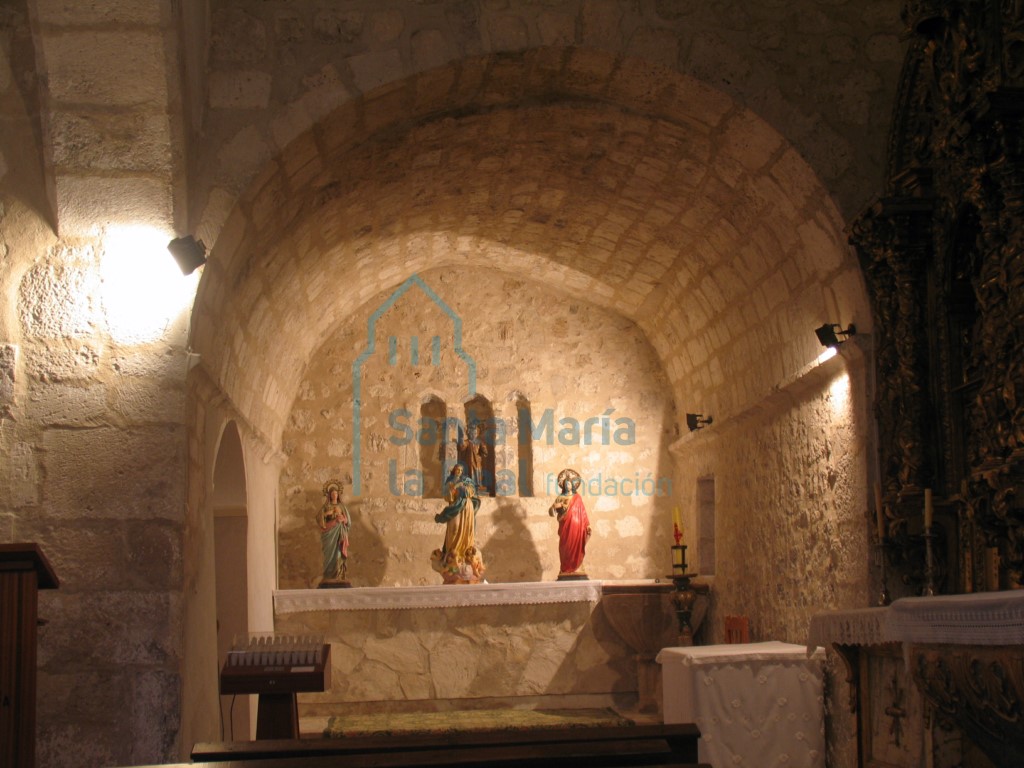 Interior de la capilla sur