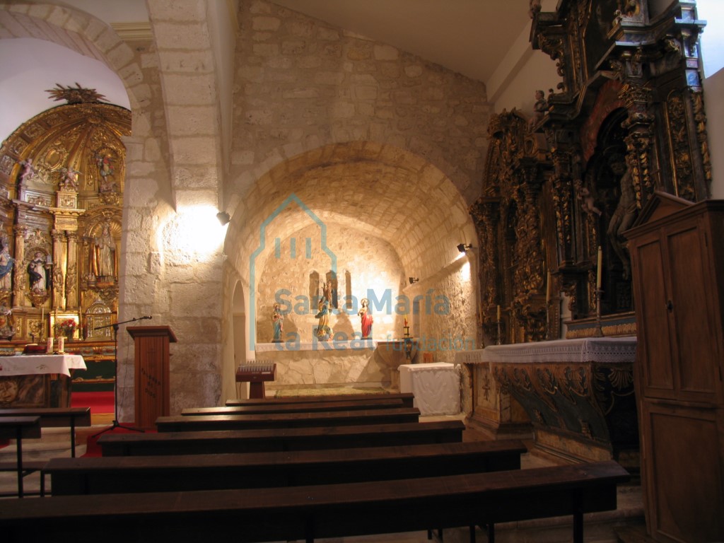 Interior de la capilla sur