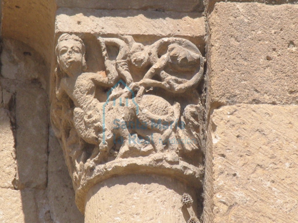 Capitel de la ventana del ábside