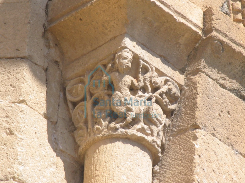 Capitel de la ventana del ábside