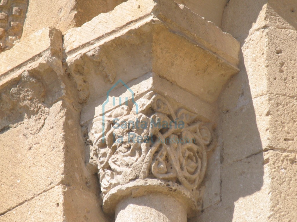 Capitel de la ventana del ábside