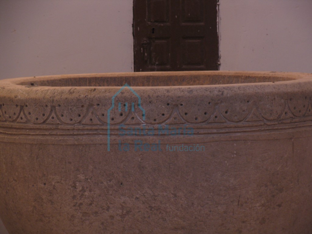 Detalle de la copa de la pila bautismal