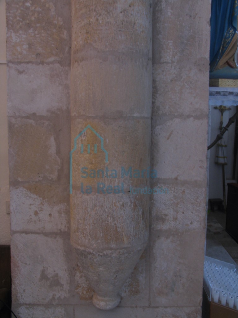 Detalle de una de las columnas del arco triunfal