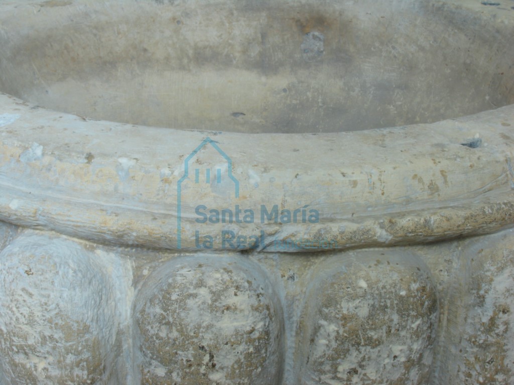 Detalle de la pila bautismal