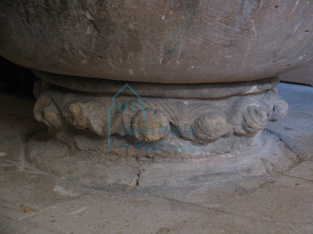 Detalle de la parte baja de la  pila bautismal, con decoración vegetal