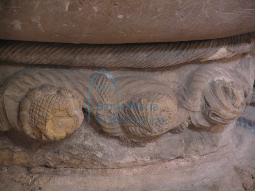 Detalle de la parte baja de la pila bautismal,con decoración vegetal