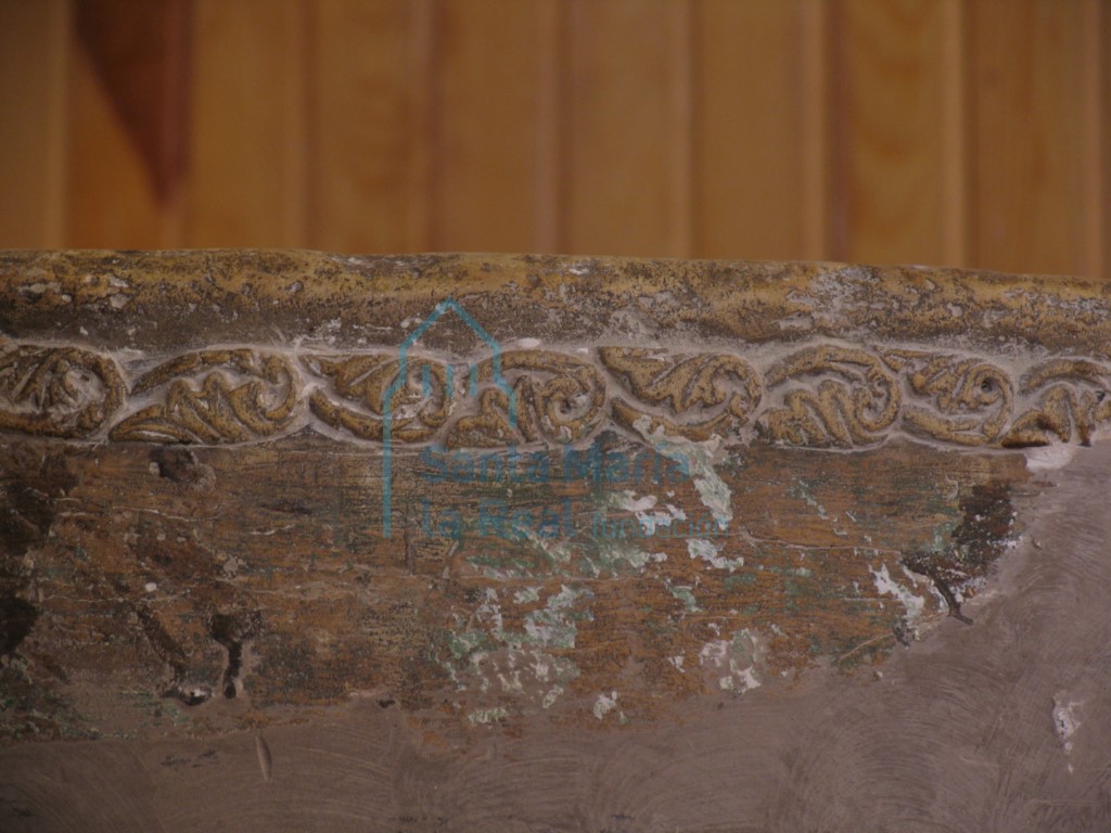 Detalle de la parte alta de  pila bautismal, decoracion vegetal