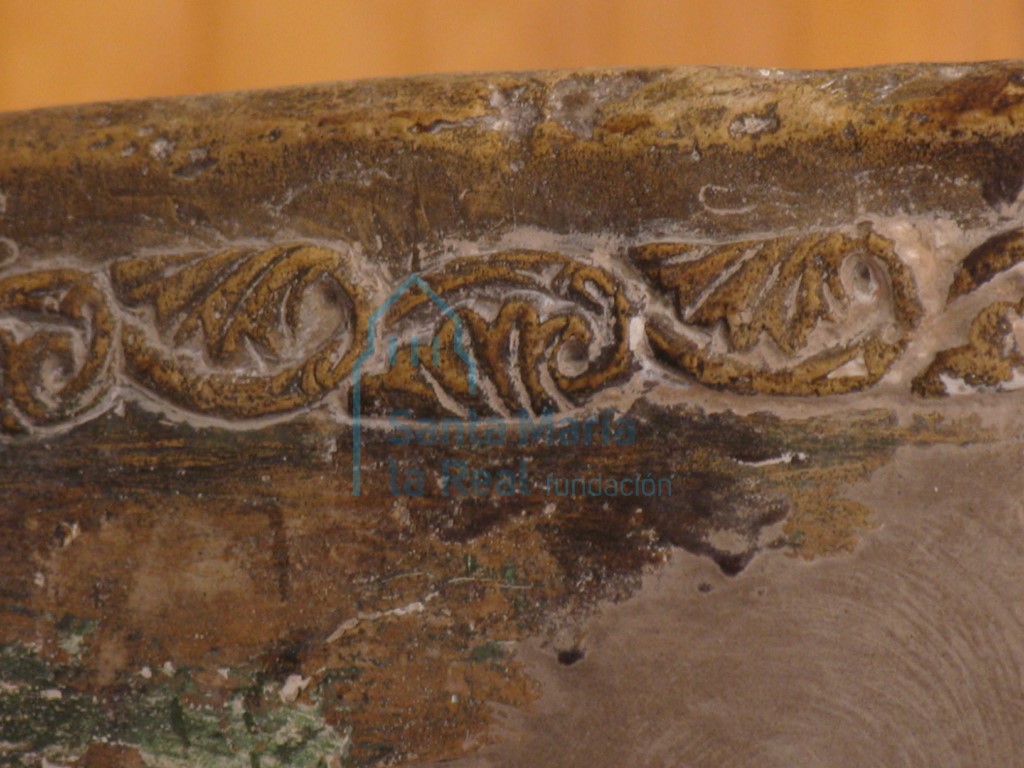 Detalle de parte alta de pila bautismal,decoración vegetal