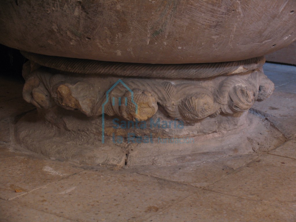 Detalle de parte baja de la pila bautismal,con decoración vegetal