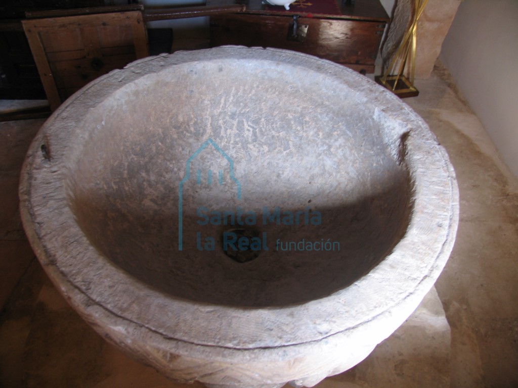 Detalle de la copa de la pila bautismal