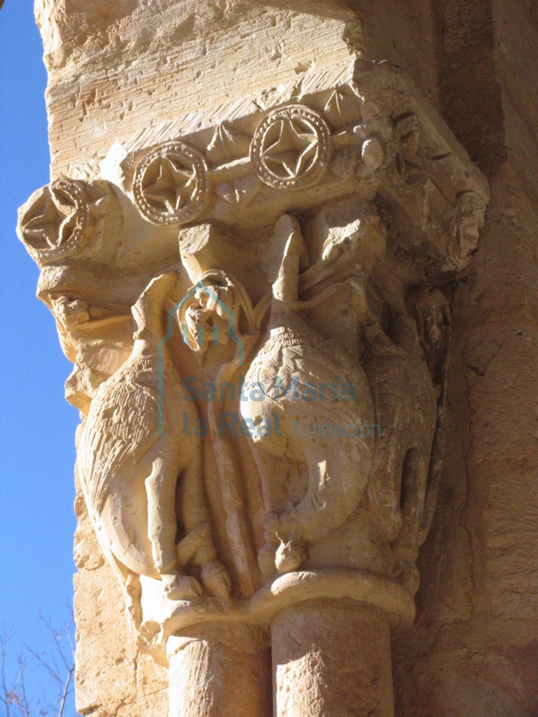 Capitel del pórtico. Cuatro arpías con patas de equino