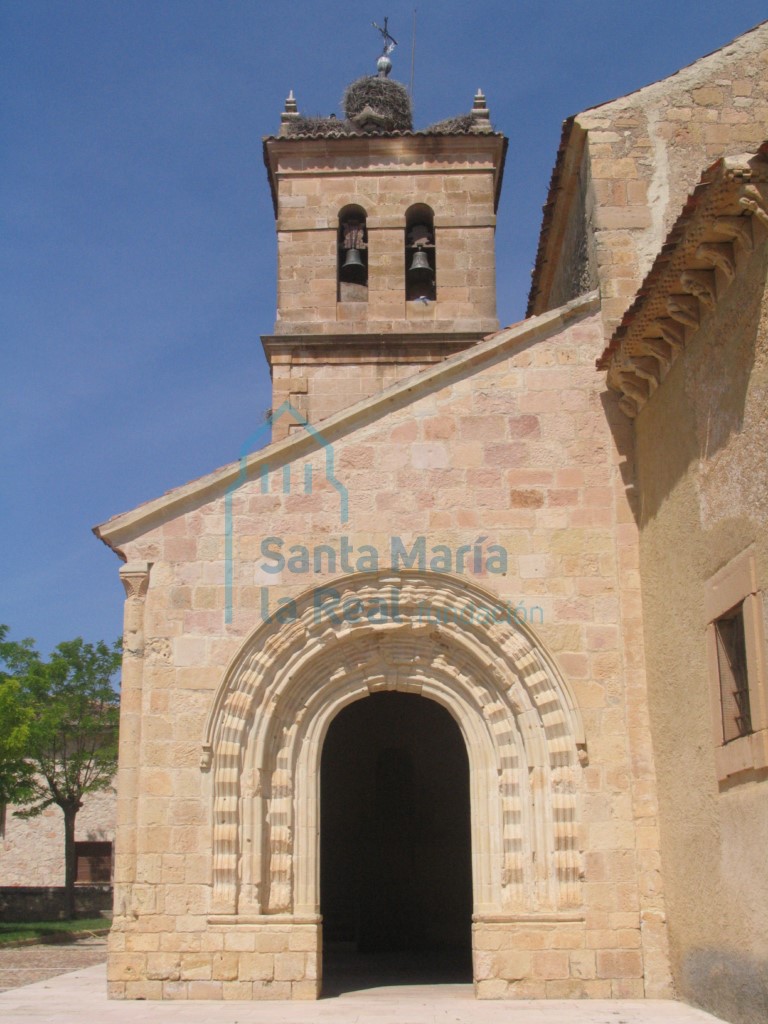 Portada oriental del pórtico