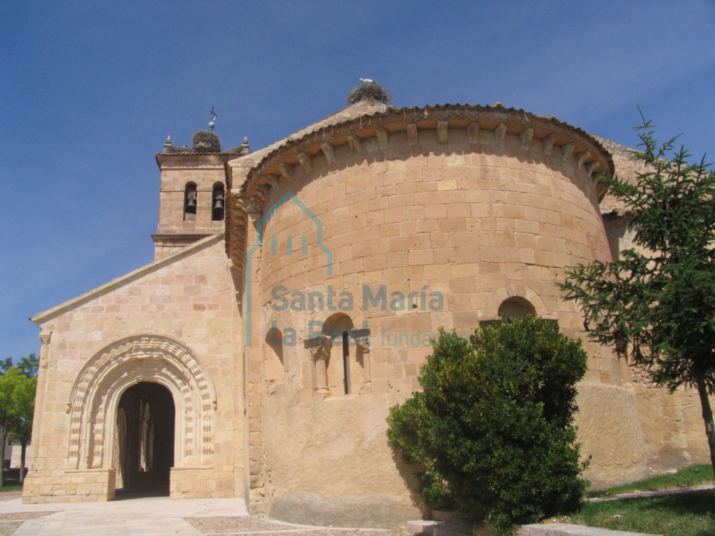 Vista de la portada oriental del pórtico y ábside