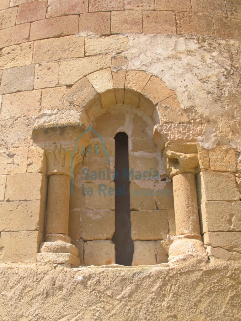 Ventana septentrional del ábside central