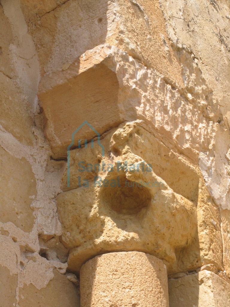 Capitel de la ventana septentrional del ábside central